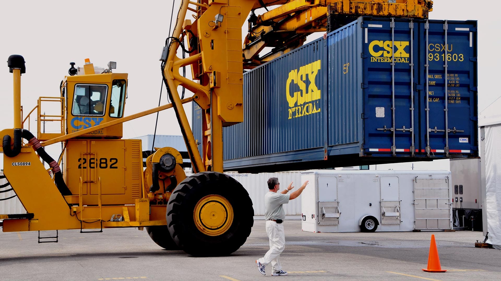 csx-crane-shipping-containers